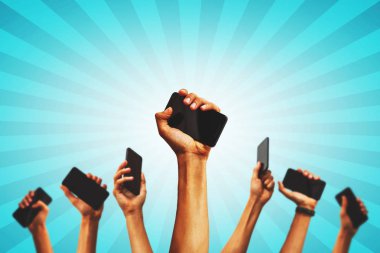 telefonları tutan insanların ellerini ve onları yükselen grup