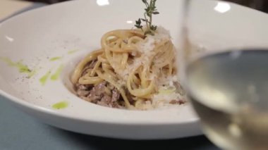 Bir tabak makarna ve şarap cam