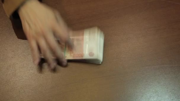 Paquetes de 5000 rublos sobre una mesa — Vídeo de stock