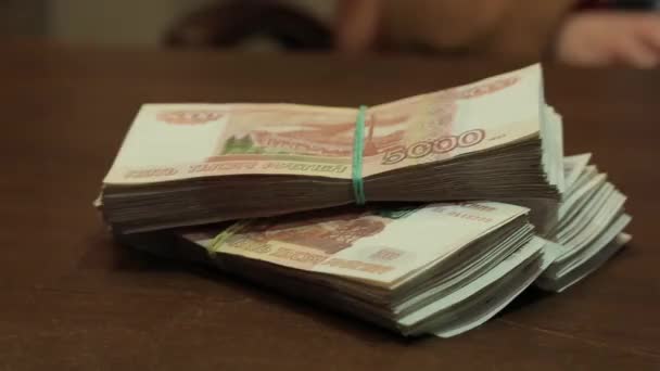 Пачки по 5000 рублей на столе — стоковое видео
