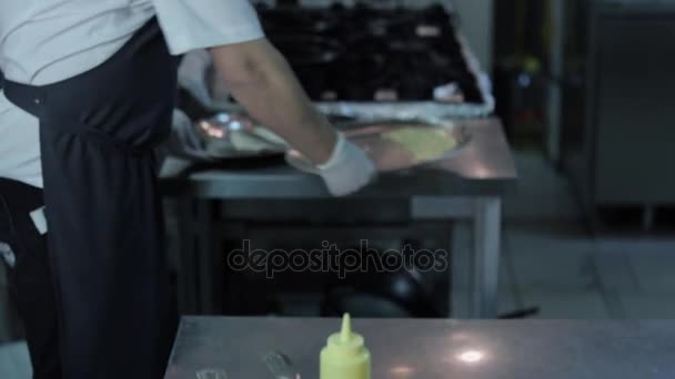 Процесс приготовления пищи в ресторане Стоковое Видео