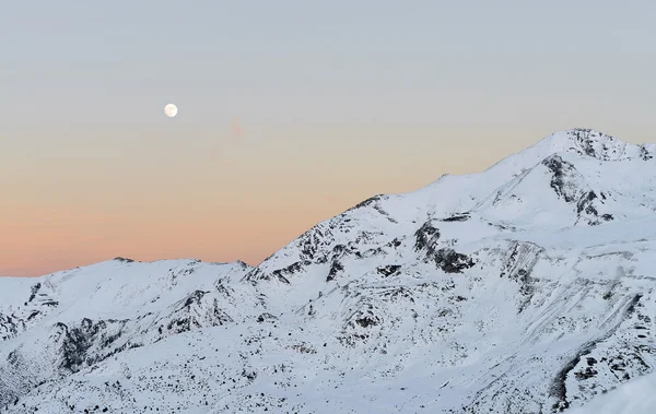 Krajobraz, snowy góry, z księżycem — Zdjęcie stockowe