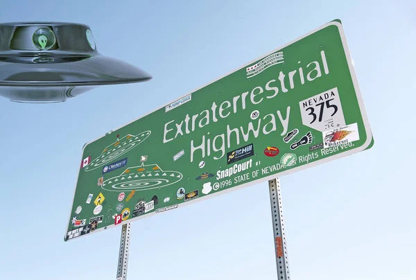 Buitenaardse Highway verkeersbord in Nevada, Verenigde Staten, en een vliegende schotel! Stockfoto
