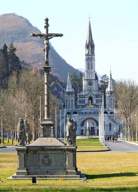 Katedral-kutsal Lourdes (Fransa görünümünü)