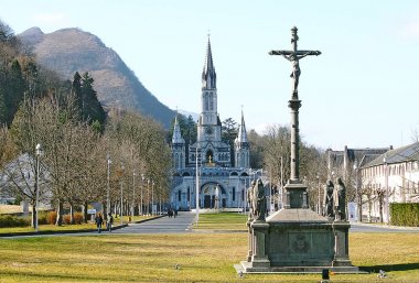 Katedral-kutsal Lourdes (Fransa görünümünü)