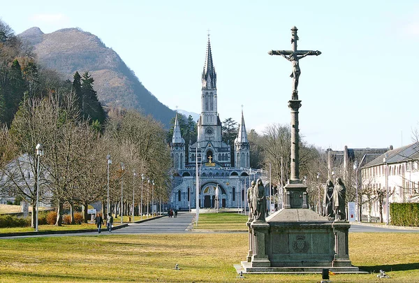 Weergave van het kathedraal-heiligdom van Lourdes (Frankrijk) — Stockfoto