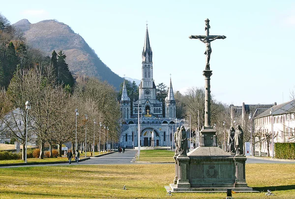 Vista de la catedral-santuario de Lourdes (Francia ) — Foto de Stock