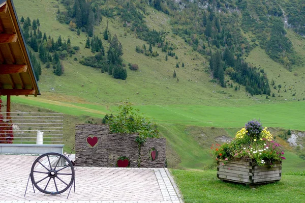 Schönes Haus in den Bergen, im Sommer — Stockfoto