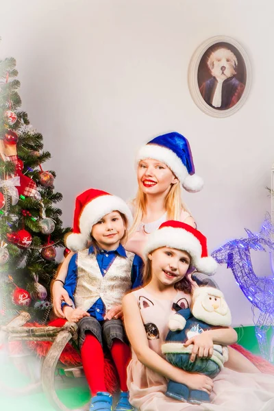 Usmívající se rodina v ateliéru v novoroční dekorace — Stock fotografie