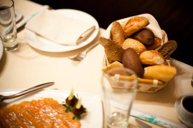 Tatil yemek. Yemek masaya doğum günü ile yapılmaktadır