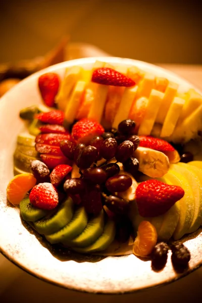 Vakantie diner. De maaltijden worden geserveerd aan de tabel met de verjaardag — Stockfoto