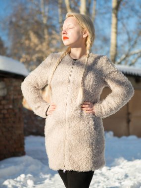 Genç sarışın kış örgü Beyaz önlük içinde