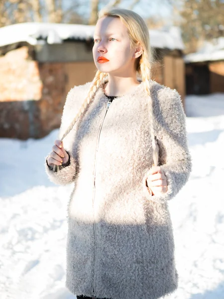Mladá blondýnka v pletený bílý plášť v zimě — Stock fotografie