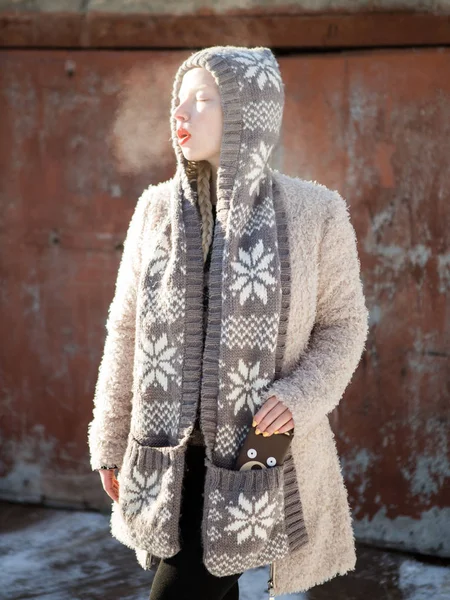 Mladá blondýnka v úplet bílý plášť a pletené čepice s dlouhé uši v zimě — Stock fotografie
