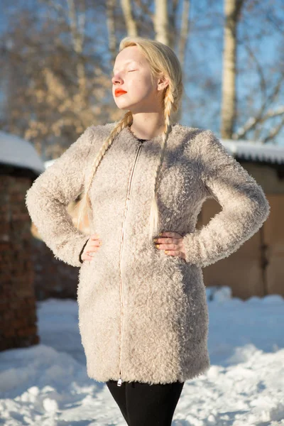 在冬季针织白色外套的年轻金发女郎 — 图库照片
