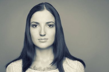 Beyaz esmer siyah beyaz portre