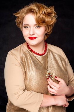 Siyah bir zemin üzerine bal renginde saçlı güzel şişman kız