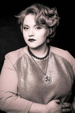 Siyah bir zemin üzerine bal renginde saçlı güzel şişman kız