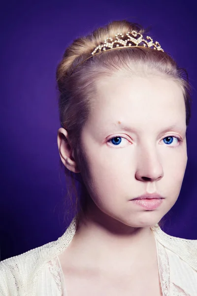 Retrato de uma jovem loira no estilo de "beleza russa " — Fotografia de Stock