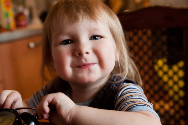 Kleine jongen spelen met Vergrootglas — Stockfoto