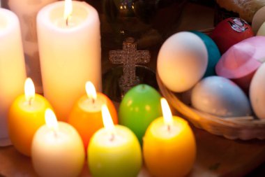 Mum, çiçek ve yumurta Paskalya çelenk