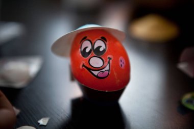 Yüzü boyalı Paskalya yumurtaları