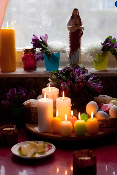 复活节花圈与蜡烛, 鲜花和鸡蛋 — 图库照片