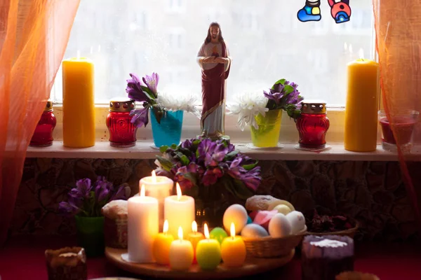 Corona de Pascua con velas, flores y huevos —  Fotos de Stock