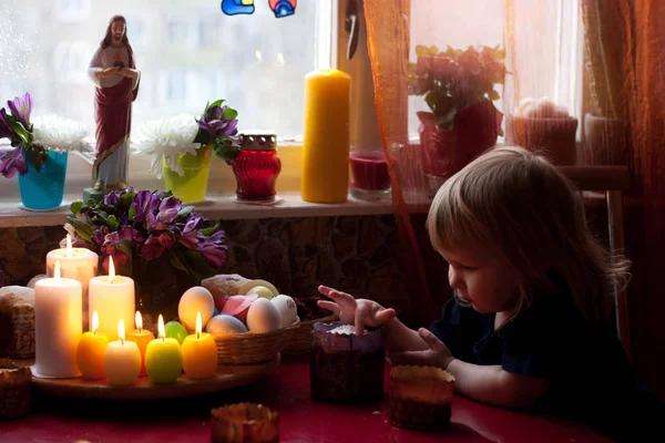 Malý chlapec čekající na Velikonoce — Stock fotografie