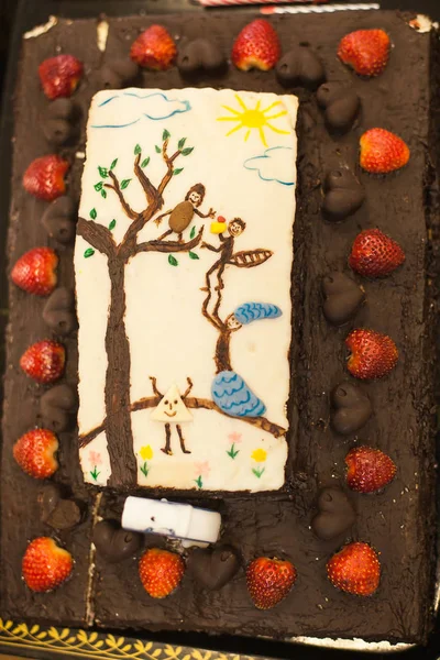 Birthday chocolate cake with strawberries — Stock Photo, Image