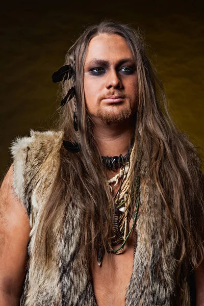  barbar süslemeleri boncuk ve tüyleri ile