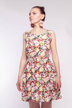 Çiçek desenli yazlık elbise genç kız