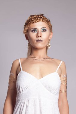 kısa bir beyaz sundress genç kız