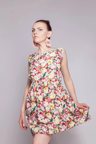Çiçek desenli yazlık elbise genç kız — Stok fotoğraf