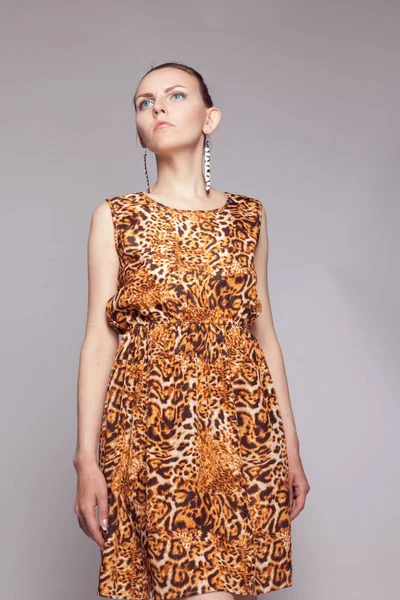Jovem menina bonita em vestido de leopardo — Fotografia de Stock