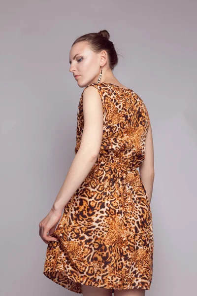 Joven hermosa chica en vestido de leopardo — Foto de Stock