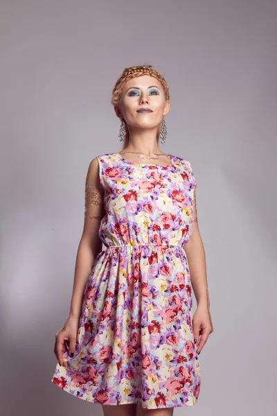 Νεαρό κορίτσι στο καλοκαιρινό φόρεμα με φλοράλ μοτίβο — Φωτογραφία Αρχείου