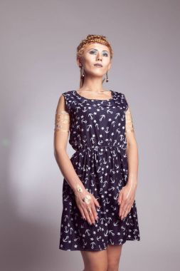 Beyaz çapa desenli siyah elbiseli genç kız