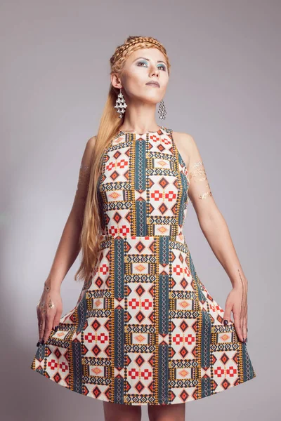 Молодая девушка в пестрой этнической одежде — стоковое фото
