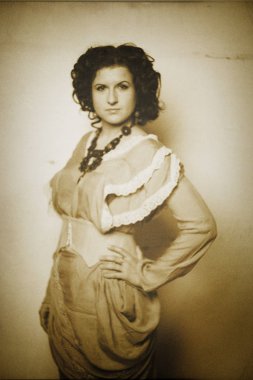 Sepya etkisi ile retro tarzı kaşlı esmer fotoğraf