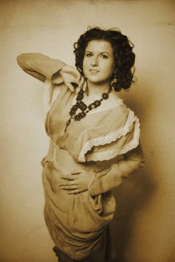 Sepya etkisi ile retro tarzı kaşlı esmer fotoğraf
