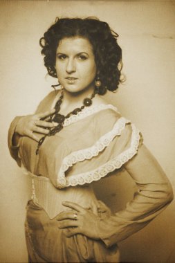 Sepya etkisi ile retro tarzı kaşlı esmer fotoğraf