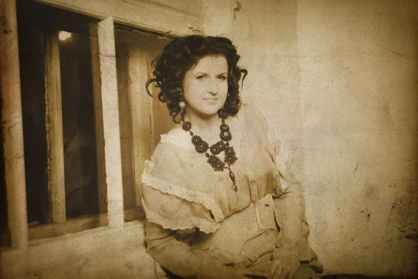 Foto kudrnatá bruneta v retro stylu s sépiového efektu — Stock fotografie