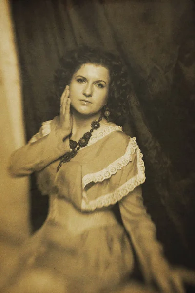 Foto de morena rizada en estilo retro con efecto sepia —  Fotos de Stock