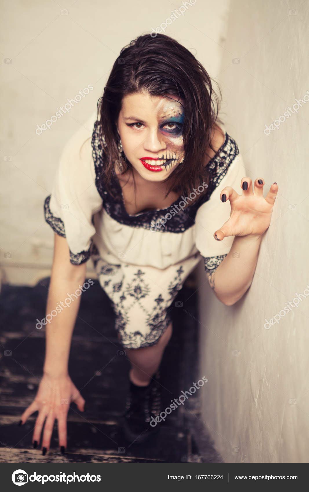 E Un Con Bianco Insolito Trucco Ragazza In Vestito Nero 1q7f0xwS