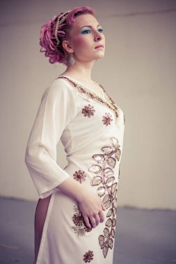 nakış ve dreadlocks ile etnik bir elbiseli bir kız fotoğrafı