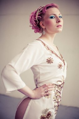 nakış ve dreadlocks ile etnik bir elbiseli bir kız fotoğrafı