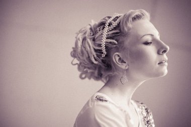 nakış ve dreadlocks ile etnik bir elbiseli bir kız siyah-beyaz fotoğraflar