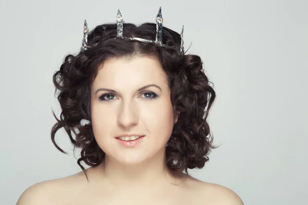 Портрет молодой девушки с короной на голове и обнаженными плечами — стоковое фото