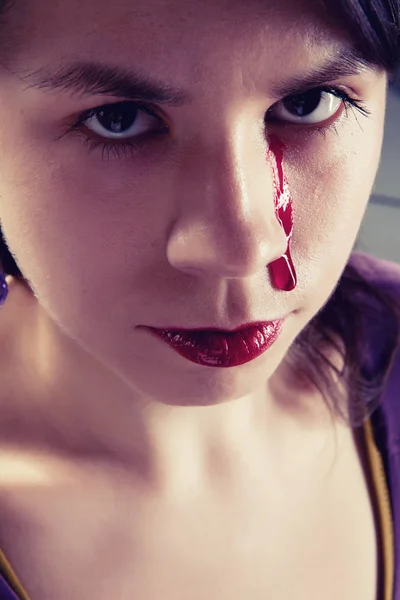 Menina em camisa de força roxa com lágrimas sangrentas — Fotografia de Stock